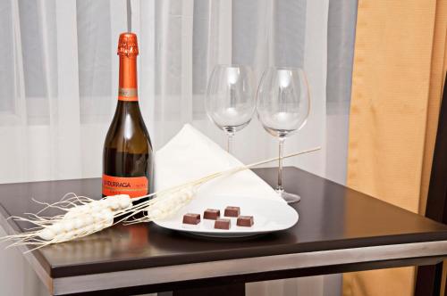 利马Flamante Hotel & Suite的桌子上放有一瓶葡萄酒和两杯酒