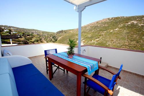 KámbosThea House Patmos的美景阳台配有桌椅