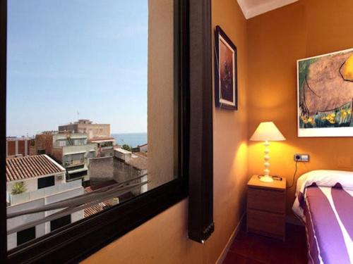 卡内·德·玛尔Beach Apartment Santissima的一间卧室设有窗户,享有城市美景