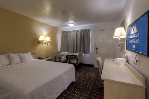 阿马里洛阿马里洛机场/格兰街美洲最佳价值旅馆的酒店客房设有一张大床和一张书桌。