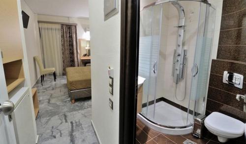 阿尔库季岛Lintzi Hotel的带淋浴和卫生间的浴室。