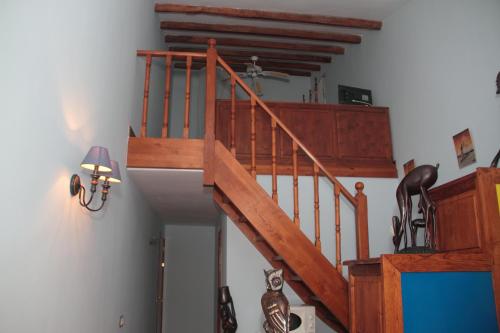 洛萨尔德拉韦拉Casa Sebastiana的房屋的木楼梯