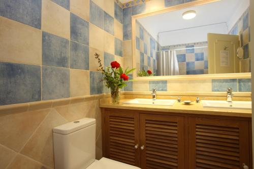 卡尼索肯尼科湾公寓酒店的浴室设有卫生间、2个盥洗盆和镜子