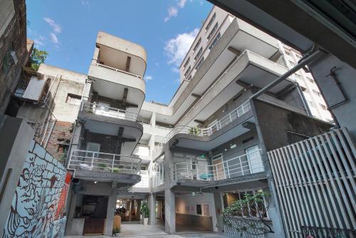 台北OwlStay 故事所 夹脚拖的家花园的公寓大楼的一侧涂有涂鸦