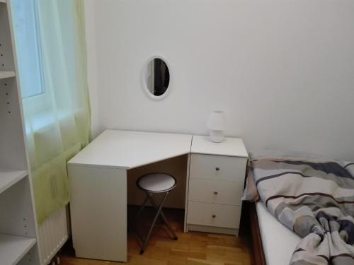 维也纳1,5 Zimmer-Apartment oder elegantes Home-office的卧室配有白色的书桌和1张床