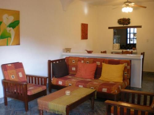 科潘玛雅遗址Casa Jaguar的客厅配有沙发和桌子