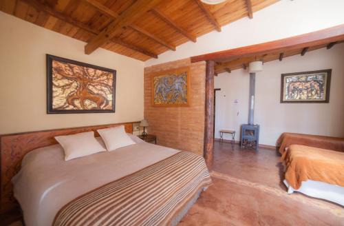 胡阿卡勒拉索拉特洛匹克旅馆的一间卧室,卧室内配有一张大床