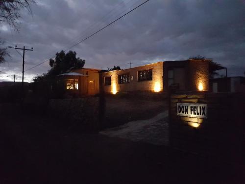 圣佩德罗·德·阿塔卡马Lodge Don Felix的黑暗中灯火通明的房子