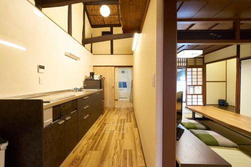 京都Kanki no Yado的厨房配有木制橱柜和台面