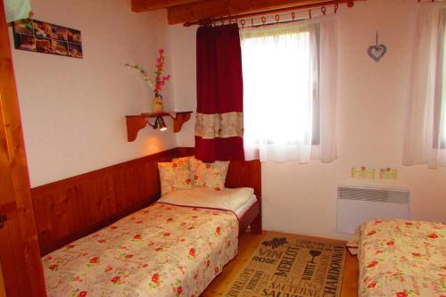 利普托斯基米库拉斯Chata u vinára Milana, Tatralandia的一间卧室设有两张床和窗户。