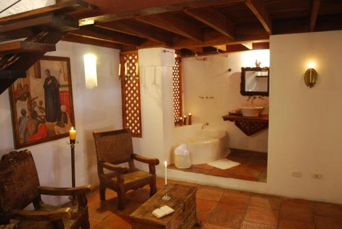 卡塔赫纳艾菲兹酒店的客房设有带浴缸和桌子的浴室。