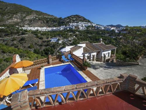 弗里希利亚纳Belvilla by OYO Francisco的享有带游泳池的房屋的空中景致