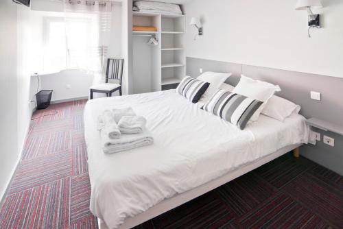 奥尔西瓦勒卡托客栈 - 罗氏酒店的卧室配有带毛巾的大型白色床
