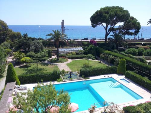 戛纳美丽海岸别墅旅馆的享有游泳池和大海的顶部景致