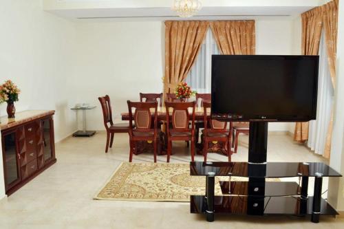 阿吉曼Sara Hotel Apartments的客厅配有大屏幕平面电视