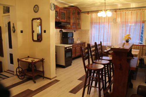 塞克希费黑瓦尔Ruttkai Vendégház的厨房以及带桌椅的用餐室。