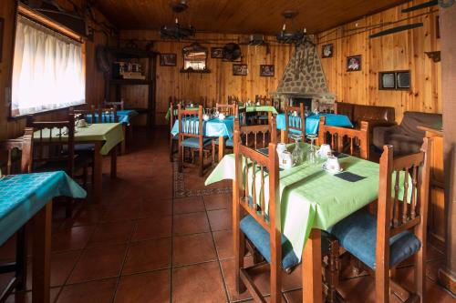 CantagalloEl Tirol的餐厅内带桌椅的用餐室