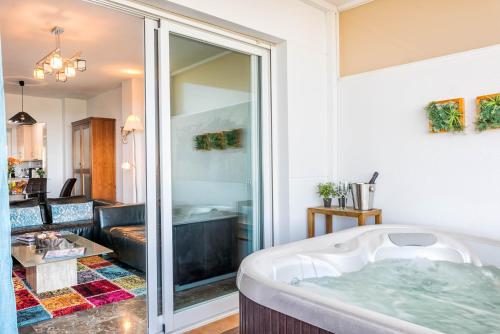 福恩吉罗拉Carvajal Luxury Apartments的带浴缸的浴室和客厅。