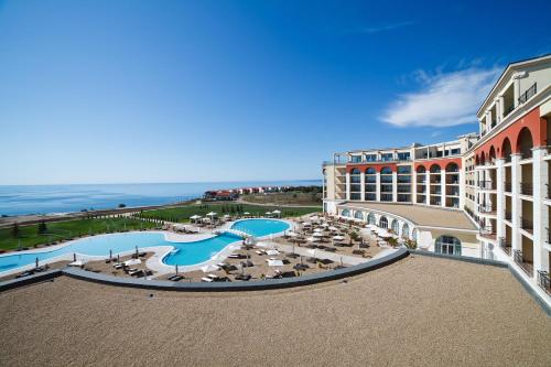 巴尔奇克灯塔高尔夫和SPA酒店的享有带游泳池的度假村的空中景致