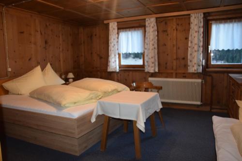 卡普尔Haus Sonnenhof的一间卧室配有一张床和一张桌子