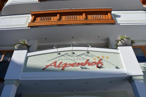 伊施格尔加尼阿彭霍夫酒店的建筑物一侧的标志