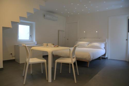 蒙多维Duo Rooms的卧室配有一张床和一张桌子及椅子