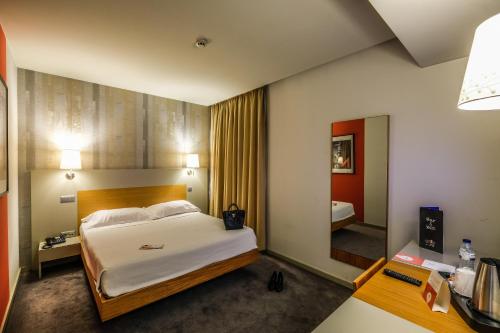 吉马良斯吉马良斯中心斯德酒店的一间酒店客房 - 带一张床和一间浴室