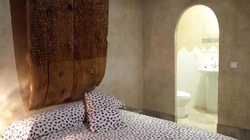 铁德拉Casa Rural Alamar II的一间卧室配有一张带两个枕头的床