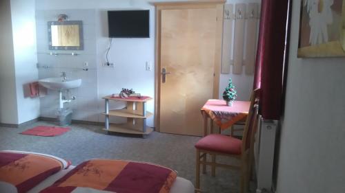 齐勒河谷采尔艾格度假公寓的客房设有两张床和一间带水槽的浴室