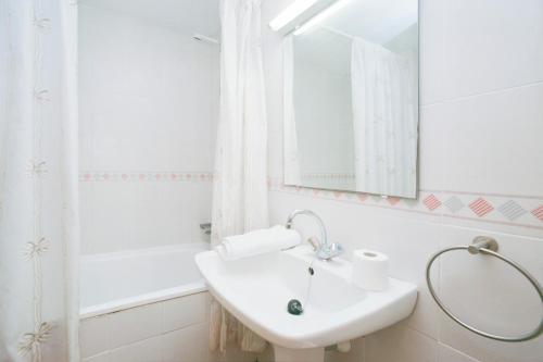 萨洛Rentalmar Decathlon的白色的浴室设有水槽和镜子