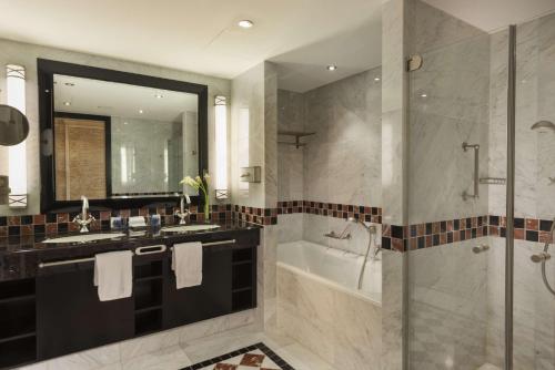 德累斯顿玛丽蒂姆德累斯顿酒店的带浴缸、水槽和淋浴的浴室