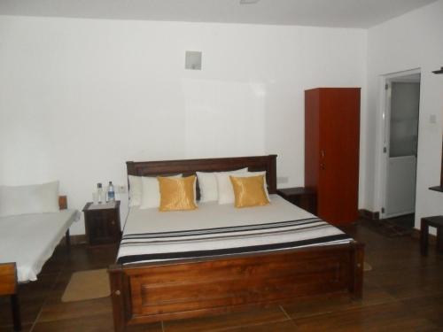 马特莱river edge bungalow的一间卧室配有一张带两个枕头的木床
