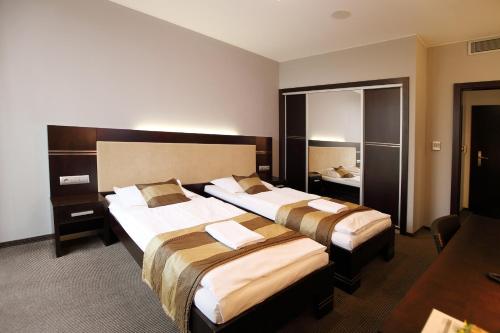 塞内奇海豚酒店的酒店客房配有两张床和一张书桌