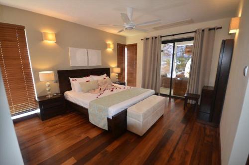 奥拉纳海滨公寓式酒店客房内的一张或多张床位