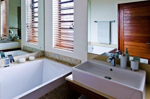 奥拉纳海滨公寓式酒店的一间浴室