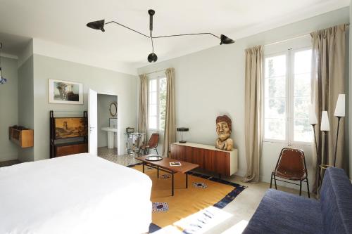 蒙彼利埃Mas de Lafeuillade的一间卧室设有一张床和一间客厅。