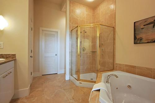 奥兰治比奇尤妮特C101卡里布度假村的带淋浴和浴缸的浴室