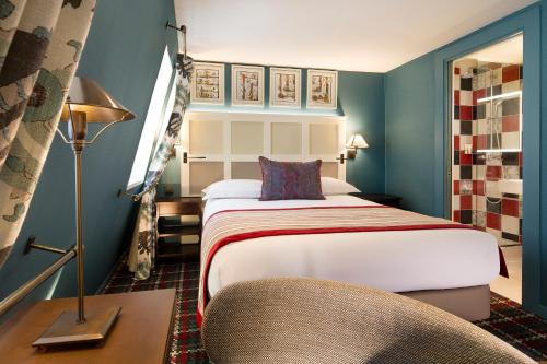 巴黎托内勒斯酒店的配有一张床和一把椅子的酒店客房