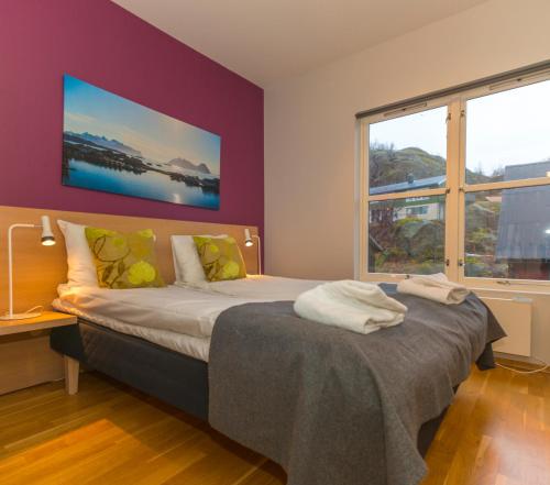 斯沃尔韦尔罗弗敦快捷酒店的一间卧室配有一张床和紫色的墙壁