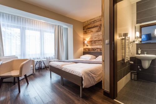 扎科帕内Walkowy Dwor的酒店客房设有床和水槽