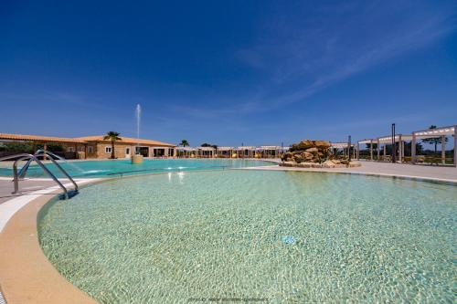 锡拉库扎Hotel Casale Milocca的度假村中心的大型游泳池