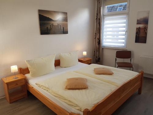 维斯马Altstadt Fairmietung的一间卧室配有一张大床和两个枕头