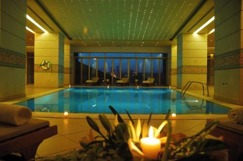 安曼里安曼皇家酒店的一座带蜡烛的大型游泳池