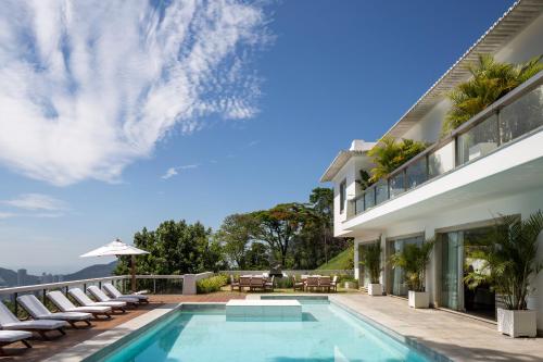 里约热内卢Vila Santa Teresa的一座房子,旁边设有游泳池