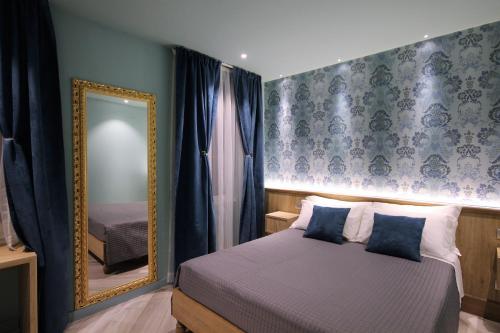 阿德罗阿尔拉古酒店的一间卧室配有一张床和镜子