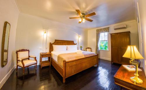 大特克岛Turks Head Inne的一间卧室配有一张床和吊扇