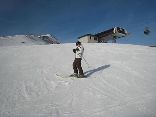 索内纳尔佩·纳斯费尔德Haus Serena的一个人在雪覆盖的斜坡上滑雪