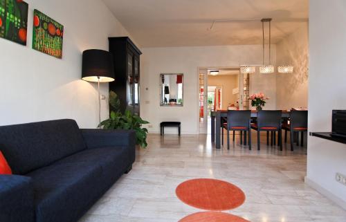 格罗宁根Suite 30 - kingsize groundfloor hotelapartment with parking的带沙发的客厅和用餐室