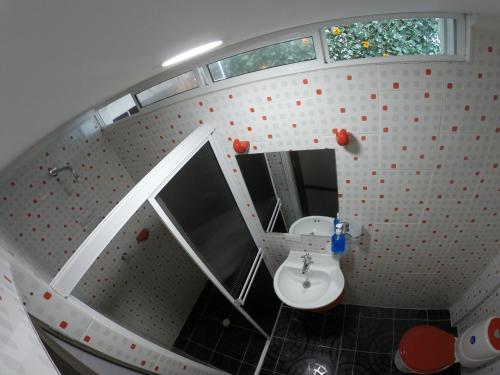比亚维森西奥Casa Villavicencio的一间带水槽和镜子的浴室