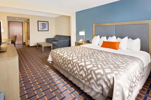 阿灵顿海茨阿灵顿海兹温盖特温德姆酒店的酒店客房带一张大床和一把椅子